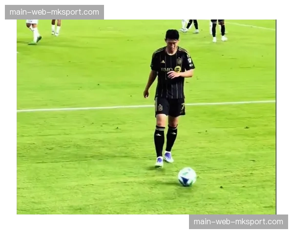 特写镜头：角球防守中，孙兴慜与对方中卫的连续三次身体对抗